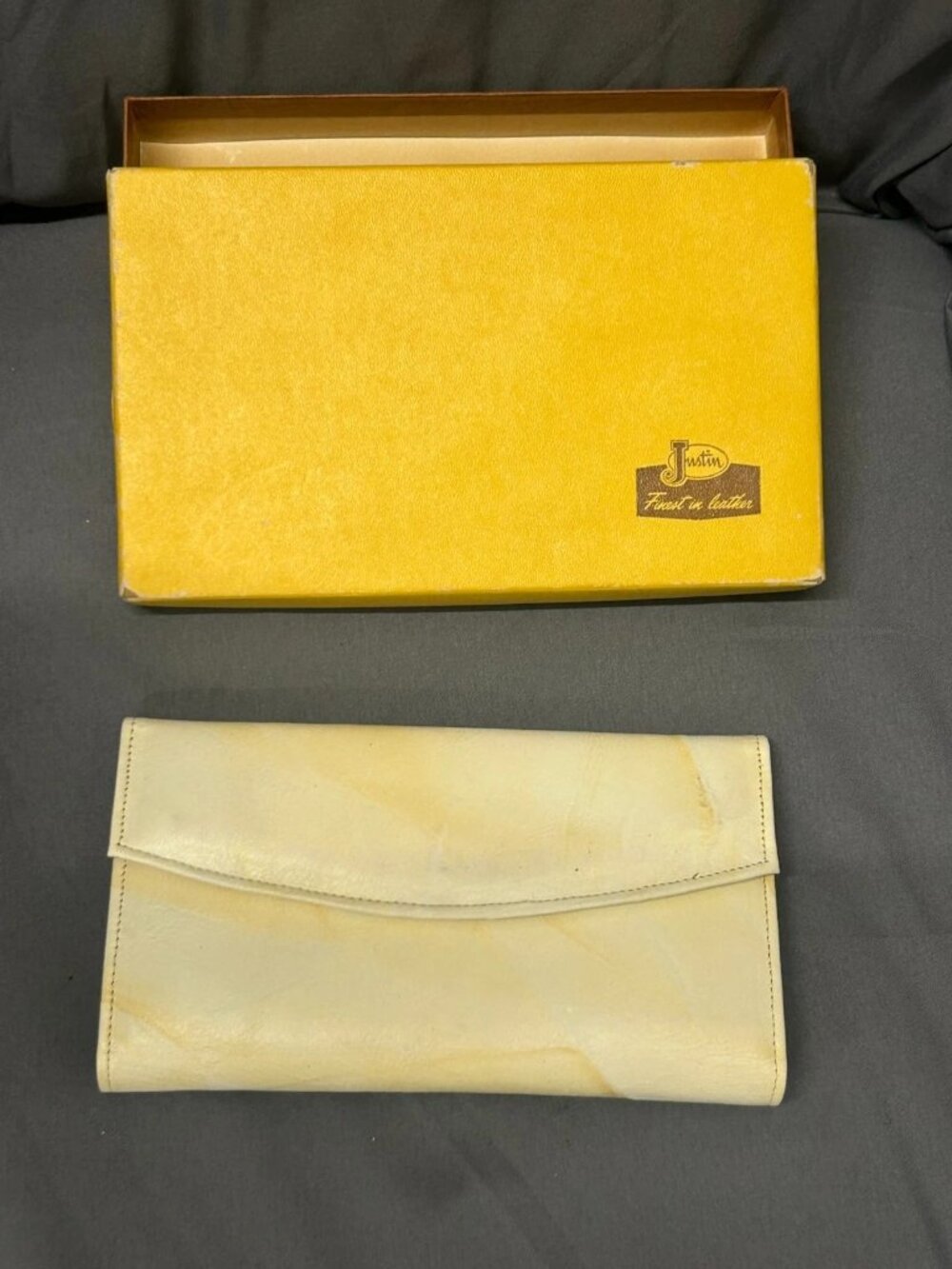 Justin Boots Women's Vintage Wallet Buggy Whip Cowhide Ivory/Gold Color